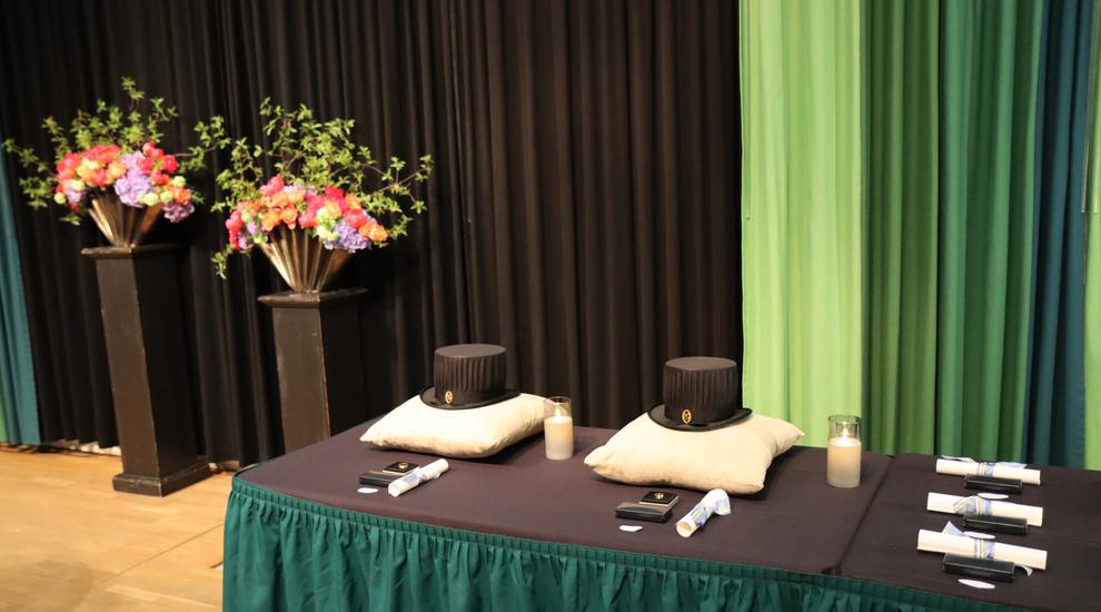 Bilden visar bordet med hattar och diplom